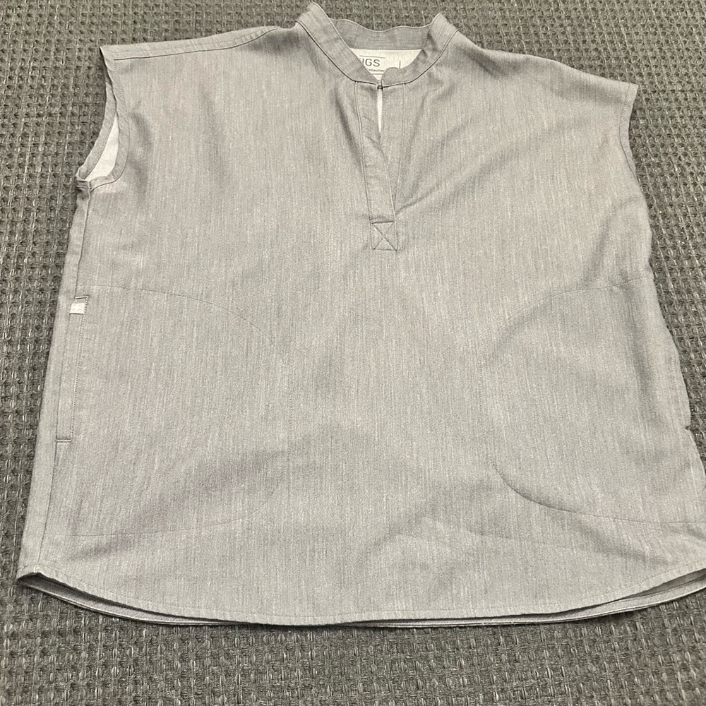 Figs Grey Rafaela scrub top. Medium